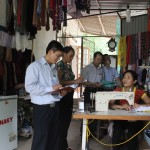 Anh Nguyễn Quang Thịnh (ngoài cùng) thường xuyên phối hợp với các hội, đoàn thể đi cơ sở nắm bắt tâm tư nguyện vọng của khách hàng