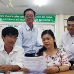 Chị Nguyễn Thị Liễu (áo hoa) đang trao đổi về kết quả làm việc cùng với các đồng nghiệp NHCSXH tỉnh Tây Ninh