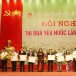 Thay mặt lãnh đạo Đảng và Nhà nước, đồng chí Tòng Thị Phóng, Ủy viên Bộ Chính trị - Phó Chủ tịch Quốc hội nước CHXHCN Việt Nam trao tặng Huân chương Lao động của Chủ tịch nước cho các tập thể và cá nhân đã có thành tích xuất sắc trong giai đoạn 2010 - 2015