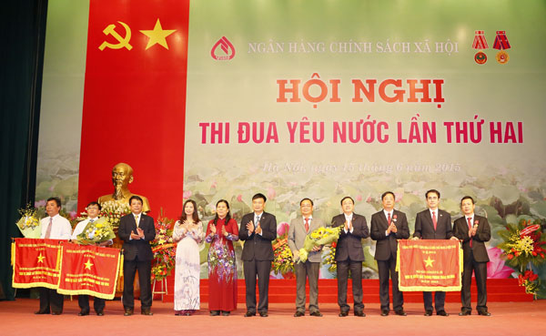 Chủ tịch Hội TW LHPN Việt Nam Nguyễn Thị Thanh Hoà (thứ 5 từ trái qua) chúc mừng NHCSXH và 02 đơn vị trực thuộc vinh dự được nhận “Cờ thi đua của Chính phủ” 