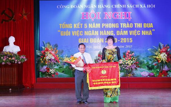 Bà Phạm Phương Lan trao tặng Cờ thi đua chuyên đề “Giỏi việc Ngân hàng, đảm việc nhà” của Công đoàn Ngân hàng Việt Nam cho Công đoàn cơ sở NHCSXH TP. Cần Thơ