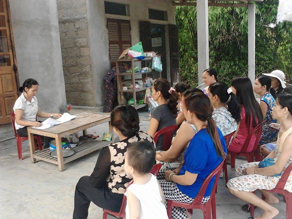 Tổ trưởng Nguyễn Thị Quỳnh Hoa đang điều hành buổi sinh hoạt Tổ tiết kiệm và vay vốn