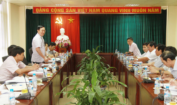 Tổng Giám đốc Dương Quyết Thắng (người đứng) phát biểu tại buổi làm việc