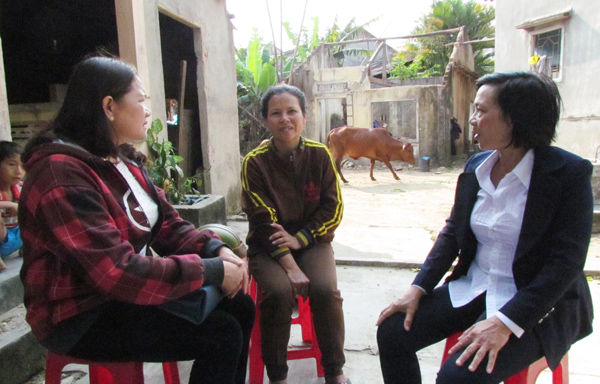 Chủ tịch Hội Phụ nữ xã Bình Thới Nguyễn Thị Reo (ngoài cùng bên phải) thăm hỏi, động viên hội viên tích cực sản xuất, kinh doanh vươn lên thoát nghèo