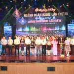 Ban Tổ chức tặng Kỷ niệm chương cho các thí sinh tham gia Hội thi