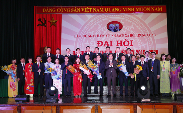 Ban Chấp hành Đảng bộ NHCSXH TW nhiệm kỳ 2015 - 2020 ra mắt Đại hội