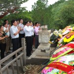 Đoàn cán bộ NHCSXH dâng hương trước mộ Đại tướng Võ Nguyên Giáp