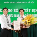Đồng chí Dương Quyết Thắng, Bí thư Đảng ủy NHCSXH TW, Uỷ viên HĐQT - Tổng Giám đốc (trái) trao Quyết định cho đồng Nguyễn Mạnh Tú
