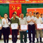 Công đoàn cơ sở NHCSXH tỉnh Nghệ An tặng quà cho các hộ gia đình chính sách, thương bệnh binh tại xã Tà Cạ, huyện Kỳ Sơn
