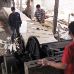 Với 20 triệu đồng vốn chương trình giải quyết việc làm, gia đình anh Đoàn Trọng Quyết ở xã Ấm Hạ, huyện Hạ Hòa đã mua nguyên liệu, nâng cấp máy cưa xẻ tăng năng suất sản phẩm gỗ xuất khẩu, tạo thêm công ăn việc làm cho bà con lúc nông nhàn