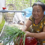 Bà Trần Thị Hôm ở ấp Nhơn Thọ 2 phấn khởi khi có nước sạch sử dụng