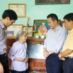 Phó Tổng giám đốc Hoàng Minh Tế (thứ 2 từ phải sang) tới thăm Mẹ Việt Nam Anh hùng Vũ Thị Hột (96 tuổi) ở xóm 7 xã Tân Long, huyện Yên Sơn (Tuyên Quang)