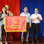 Phó Chủ tịch UBND tỉnh Võ Ngọc Thành (ngoài cùng bên phải) chúc mừng chi nhánh NHCSXH tỉnh Gia Lai được UBND tỉnh tặng Cờ thi đua