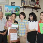 Công đoàn NHCSXH tới thăm hỏi và tặng quà cho cháu Hoàng Khánh Linh