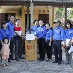 Đoàn công tác tặng quà cho các gia đình Thanh niên xung phong hiện đang sinh sống trên đảo Cồn Cỏ