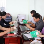 Phụ huynh HSSV thị xã Bình Long nhận vốn vay tại Điểm giao dịch xã