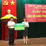 Thừa ủy quyền của Tổng Giám đốc và Công đoàn NHCSXH, Giám đốc NHCSXH tỉnh Quảng Ninh Lê Thị Đức Hạnh (bên phải) trao quà ủng hộ đến UBMTTQ tỉnh Quảng Ninh
