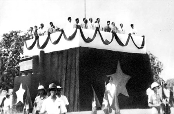 Ngày 02/9/1945, tại Quảng trường Ba Đình (Hà Nội), Chủ tịch Hồ Chí Minh trịnh trọng đọc Tuyên ngôn Độc lập, khai sinh nước Việt Nam Dân chủ Cộng hòa