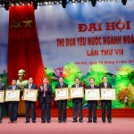 Đồng chí Lê Hồng Anh trao tặng Huân chương Lao động hạng Nhất và hạng Nhì cho các tập thể có thành tích xuất sắc