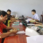 NHCSXH huyện Chơn Thành giải ngân trực tiếp cho những hộ mới thoát nghèo tại Điểm giao dịch xã Minh Lập