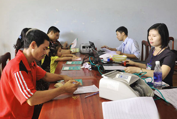 NHCSXH huyện Chơn Thành giải ngân trực tiếp cho những hộ mới thoát nghèo tại Điểm giao dịch xã Minh Lập 