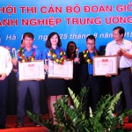 Đồng chí Nguyễn Đức Quỳnh - Đoàn Thanh niên NHCSXH TW (thứ 2 từ trái sang) nhận giải Ba