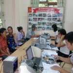 Những hộ thoát nghèo đầu tiên của huyện Lạc Thủy đến giao dịch với NHCSXH để nhận vốn vay