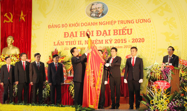 Thủ tướng Nguyễn Tấn Dũng gắn Huân chương Độc lập hạng Nhất lên lá cờ truyền thống của Đảng ủy Khối Doanh nghiệp TW