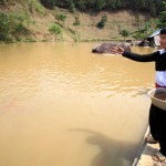Anh Giàng A Sinh sử dụng vốn ưu đãi để đầu tư chăn nuôi và cải tạo ao cá cho thu nhập cao