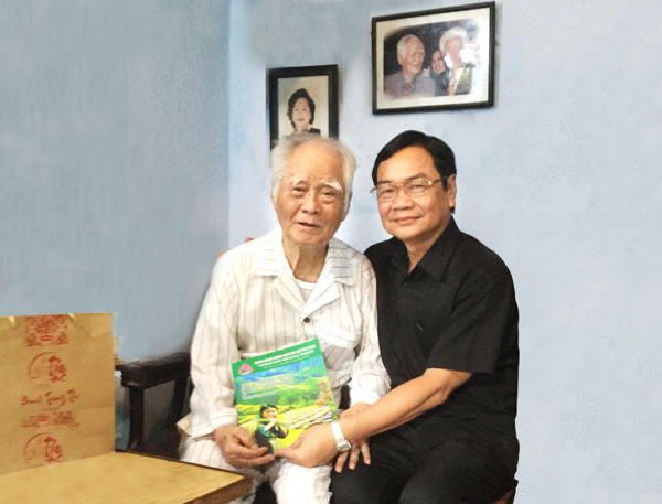 Thay mặt Ban Tổng Giám đốc NHCSXH, Phó Tổng Giám đốc Võ Minh Hiệp đã đến thăm hỏi và động viên nhạc sỹ Nguyễn Văn Tý đang sinh sống tại thành phố Hồ Chí Minh