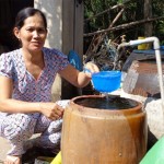 Bà con nhân dân trong vùng Đồng Tháp Mười vay vốn dẫn đường nước sạch về dùng Ảnh: Tư liệu