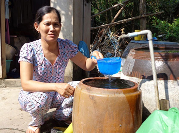 Bà con nhân dân trong vùng Đồng Tháp Mười vay vốn dẫn đường nước sạch về dùng Ảnh: Tư liệu