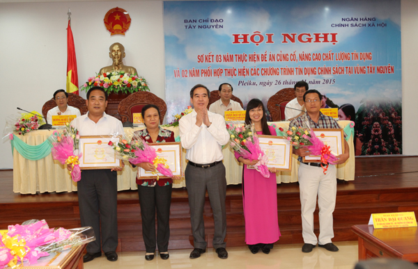 Thống đốc NHNN Nguyễn Văn Bình tặng Bằng khen cho các tập thể và cá nhân Ban Chỉ đạo Tây Nguyên  đã có nhiều thành tích đóng góp trong thực hiện chương trình tín dụng chính sách trên địa bàn