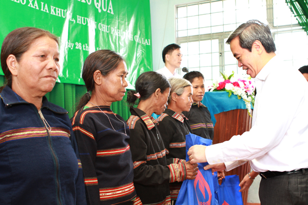 Tặng quà cho các hộ gia đình nghèo, gia đình có hoàn cảnh khó khăn ở xã Ia Khươl, huyện Chư Păh