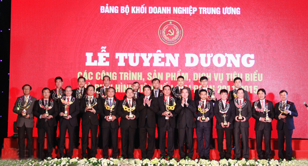 Tổng Giám đốc Dương Quyết Thắng (hàng đầu, thứ 4 từ phải qua) cùng các cá nhân điển hình tiên tiến giai đoạn 2011 - 2015 được tôn vinh tại Lễ tuyên dương