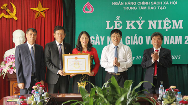 Tổng Giám đốc Dương Quyết Thắng trao Bằng khen của Thống đốc NHNN cho Ban Lãnh đạo Trung tâm Đào tạo
