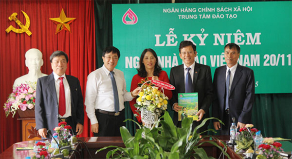 Tổng Giám đốc chúc mừng Trung tâm Đào tạo nhân ngày Nhà giáo Việt Nam