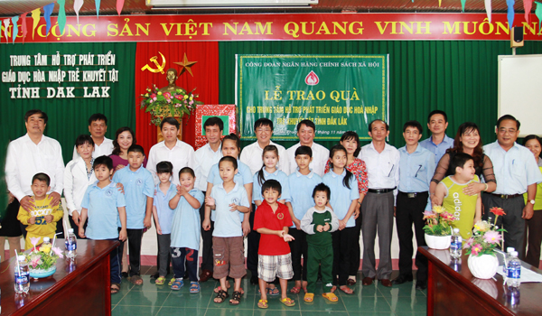 Tặng quà tại Trung tâm Bảo trợ xã hội và Trung tâm Hỗ trợ phát triển Giáo dục hòa nhập trẻ khuyết tật tỉnh Đắk Lắk