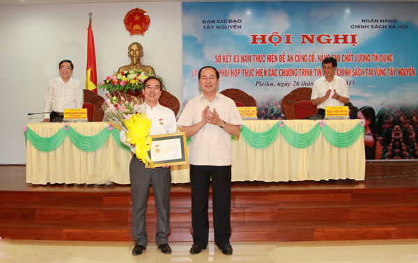 Đại tướng Trần Đại Quang tặng Kỷ niệm chương Vì sự nghiệp phát triển Tây Nguyên cho Thống đốc NHNN Việt Nam Nguyễn Văn Bình
