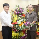 Tổng Giám đốc Dương Quyết Thắng (bên trái) chúc mừng đồng chí Đỗ Tiến Sỹ nhận nhiệm vụ Bí thư Tỉnh ủy Hưng Yên