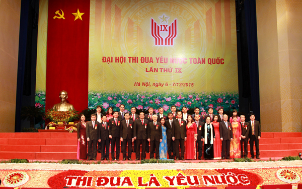 Đoàn đại biểu ngành Ngân hàng chụp ảnh lưu niệm với các đồng chí lãnh đạo Đảng, Nhà nước