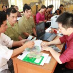 Nông dân nghèo huyện Ninh Giang phấn khởi nhận vốn vay ưu đãi tại Điểm giao dịch xã