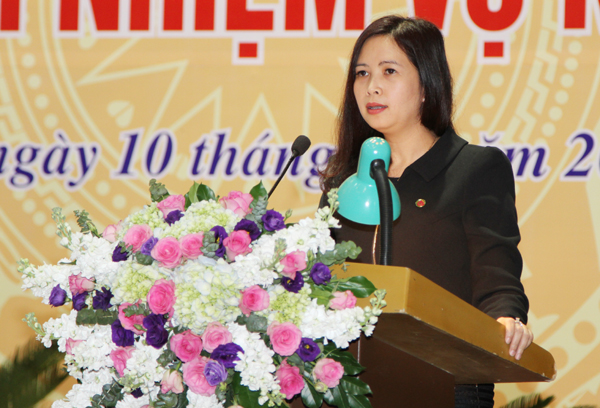 Phó Tổng Giám đốc Trần Lan Phương trình bày báo cáo kết quả hoạt động NHCSXH năm 2015, phương hướng nhiệm vụ 2016