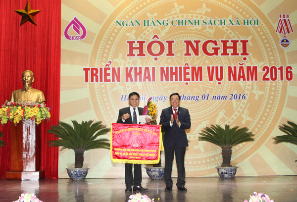 Danh hiệu đơn vị xuất sắc nhất hệ thống năm 2015 đã được trao cho chi nhánh NHCSXH thành phố Hà Nội