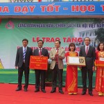 Phó Tổng giám đốc Võ Minh Hiệp trao tặng máy tính cho nhà trường