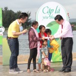 Phó Tổng Giám đốc NHCSXH Hoàng Minh Tế tặng quà cho 4 chị em Huỳnh Thị Kim Vĩ
