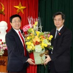 Thay mặt Đảng bộ NHCSXH Trung ương, đồng chí Dương Quyết Thắng đã chúc mừng đồng chí Nguyễn Quang Dương đã trúng cử vào Ban Chấp hành Trung ương Đảng khóa XII