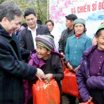 Phó Thống đốc NHNN Đào Minh Tú cùng Đoàn công tác tặng quà cho các hộ gia đình nghèo ở xã Y Tý
