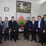Đảng ủy NHCSXH Trung ương, lãnh đạo một số ngành, địa phương chúc mừng Tổng Bí thư Nguyễn Phú Trọng Ảnh: TTXVN