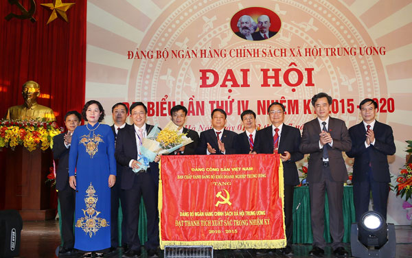 Đảng bộ NHCSXH Trung ương nhận Cờ khen thưởng đạt thành xuất sắc xuất sắc trong nhiệm kỳ 2010 - 2015 của Đảng bộ Khối DNTW
